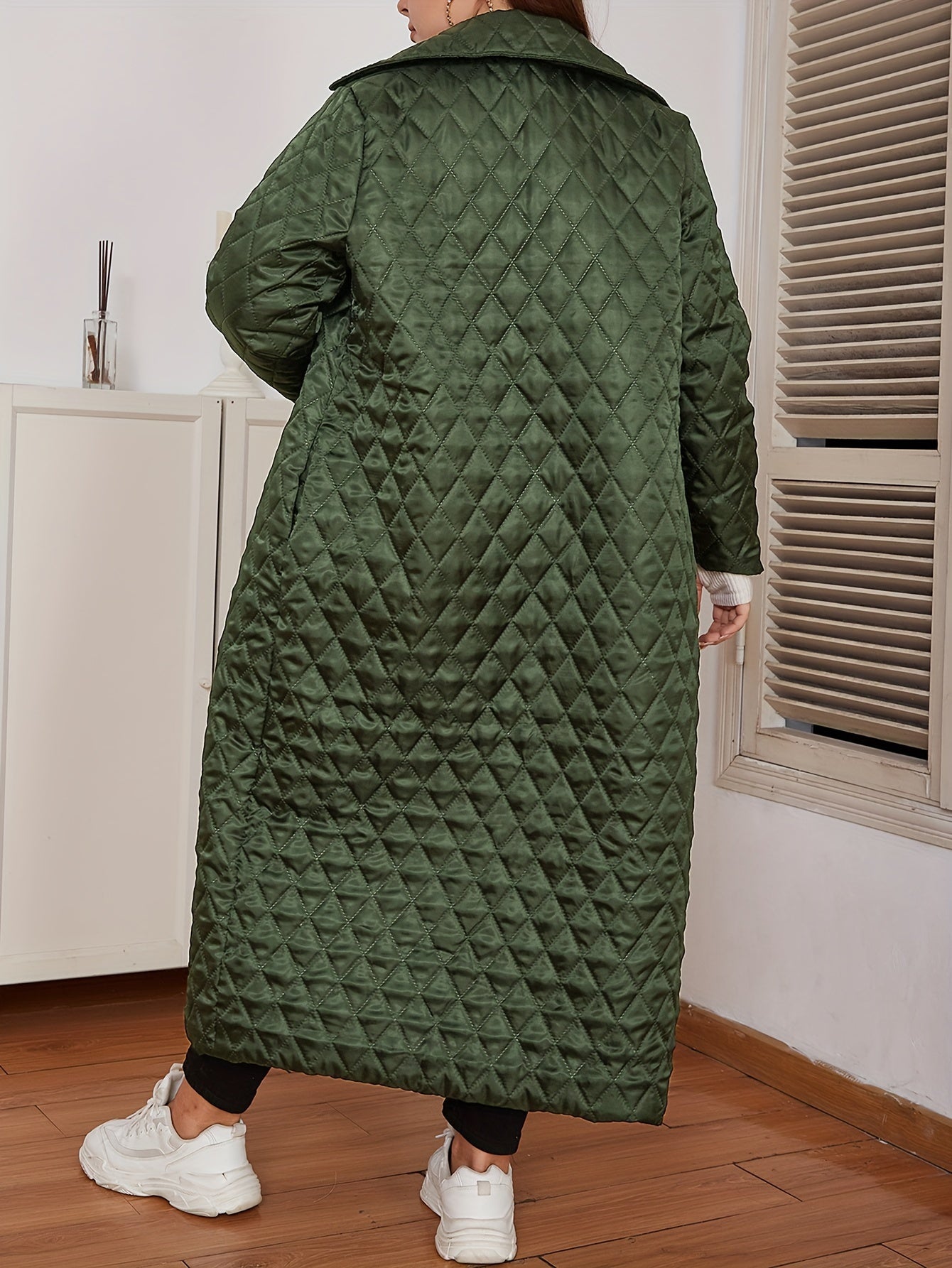 Elegant Plus Size Long Coat with Quilted Detail – V-Neck Polyester Fall/Winter Women’s Jacket, Solid Color, Machine Washable